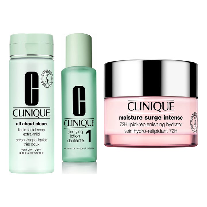 Clinique hudpleiesett med rensende lotion, ansiktssåpe og fuktighetskrem i lysegrønne flasker og rosa krukke med sølvlokk.