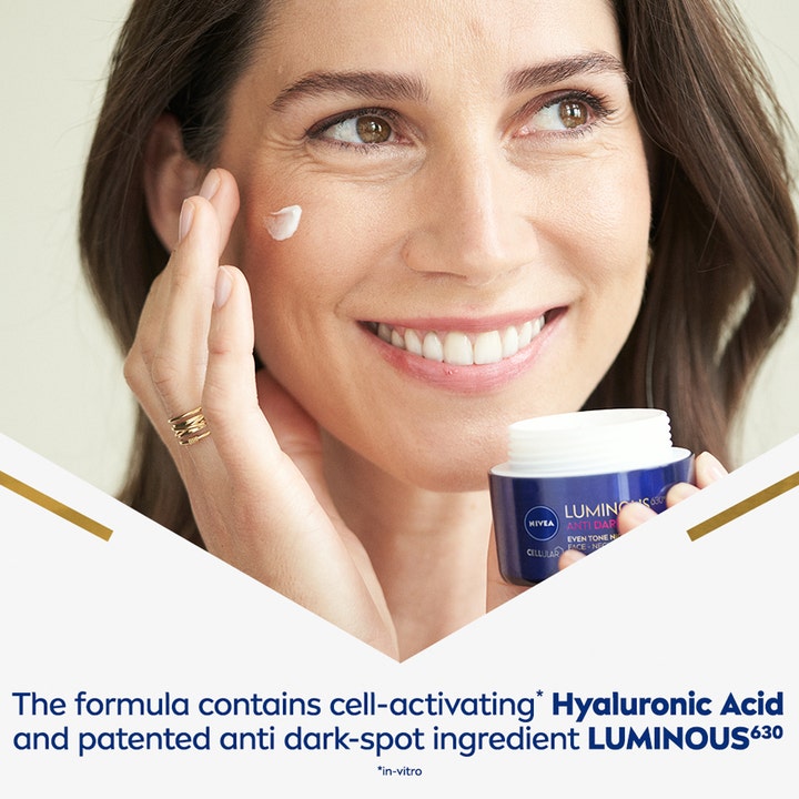NIVEA Luminous630 Anti Dark-Spot Night Cream 50 ml nattkrem mot pigmentflekker med smilende kvinne som påfører hvit krem.