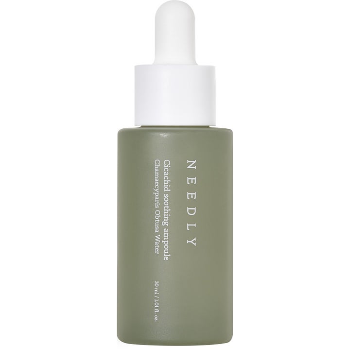 Needly Cicachid Soothing Ampoule 30 ml beroligende ansiktsserum i en olivengrønn flaske med hvit pipette