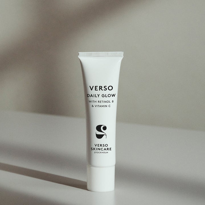 Verso N°2 Daily Glow 30 ml ansiktsserum med retinol 8 og vitamin C i hvit tube som gir huden glød