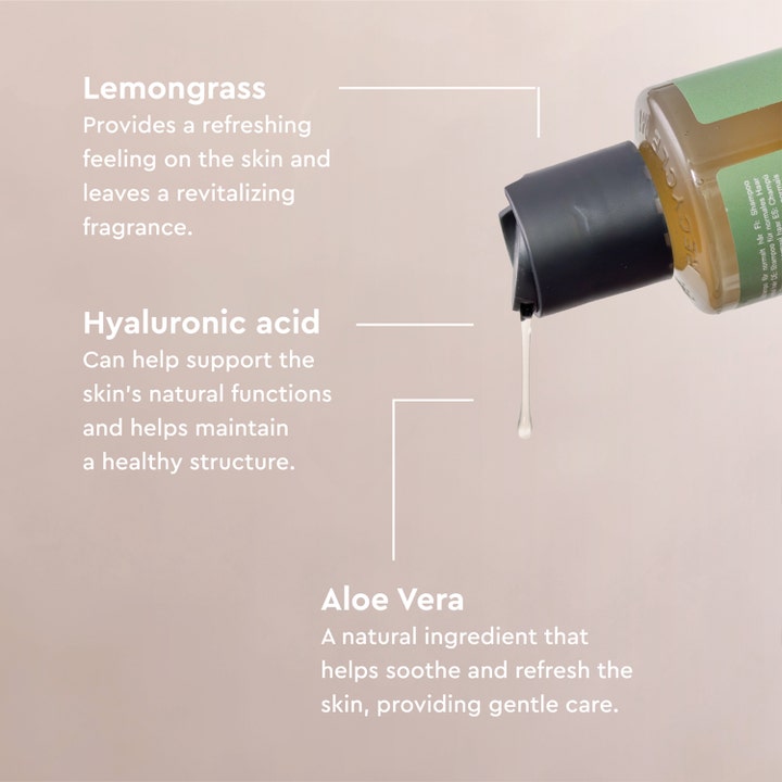 Urtekram Wild Lemongrass Body Wash 500 ml dusjsåpe med aloe vera og hyaluronsyre i en klar dråpe fra flasken.