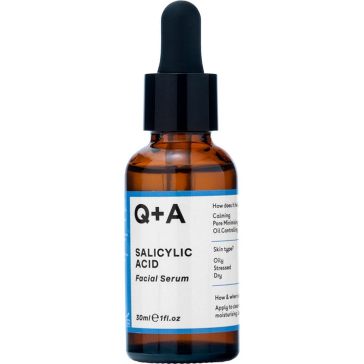 Q+A Salicylic Acid Facial Serum 30 ml poreminimerende ansiktsserum i en brun glassflaske med svart pipette og hvit etikett