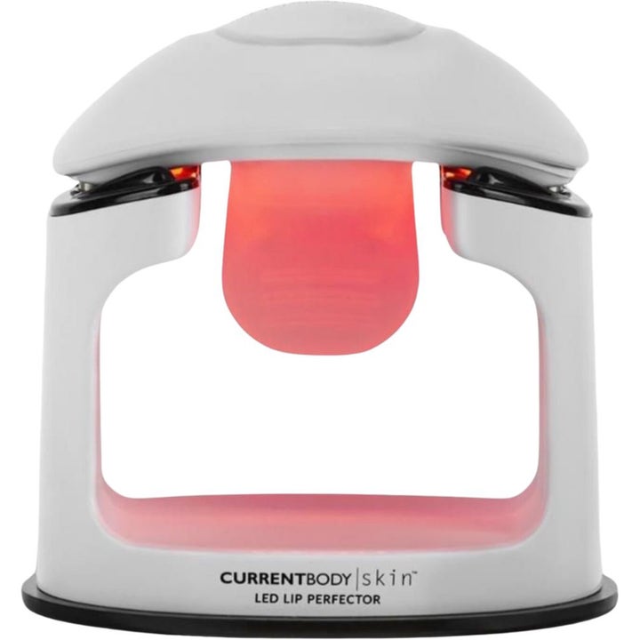 Currentbody Skin LED Lip Perfector leppebehandling hvit futuristisk enhet som lyser med rødt LED-lys.