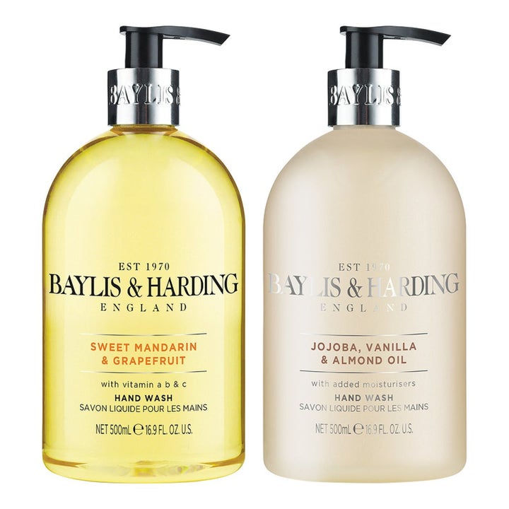 Baylis & Harding Sweet Mandarin og Jojoba håndsåpe 500 ml pleier huden i klare flasker med gul og hvit såpe og sort pumpe.