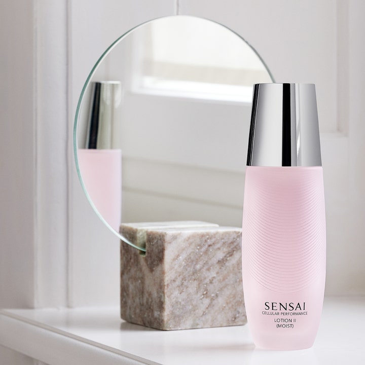 Sensai Cellular Performance Lotion II 125 ml fuktighetsgivende toner i rosa flaske foran et speil