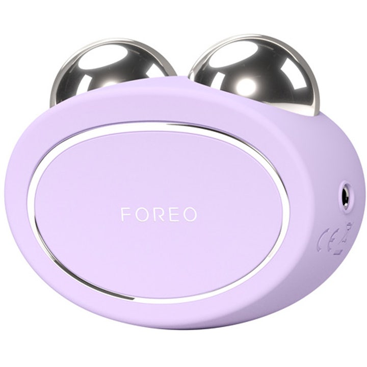 FOREO BEAR 2 Lavender 1 stk oppstrammende mikrostrømsapparat i lilla silikon med to blanke sølvkuler.