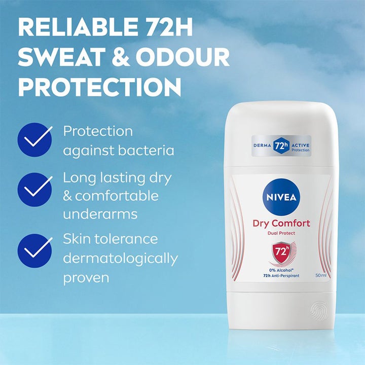 NIVEA Dry Comfort Stick 50 ml antiperspirant gir 72 timers beskyttelse i hvit stift for tørre armhuler under blå himmel.