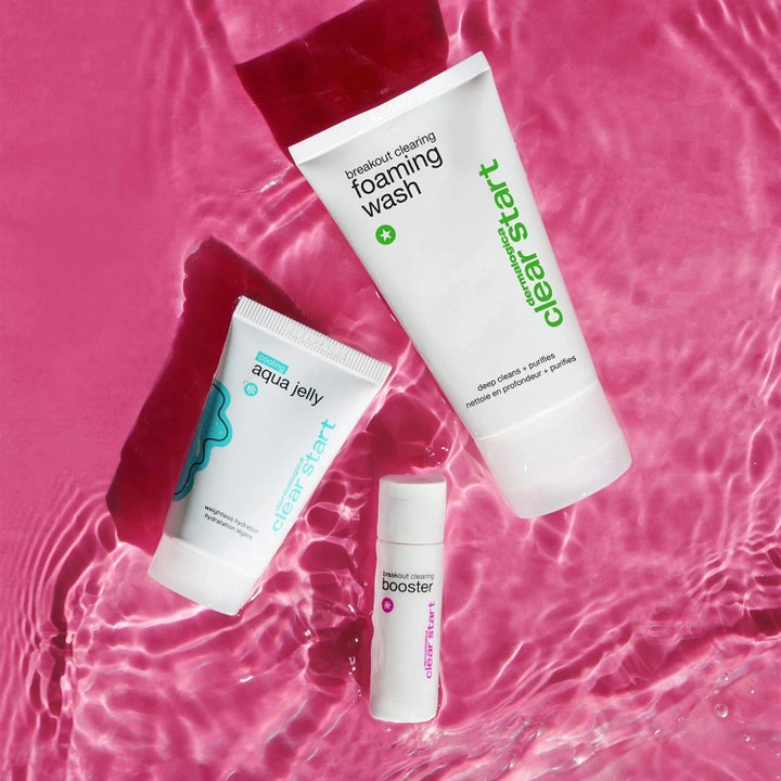 Dermalogica Clear Start Breakout Clearing Kit hudpleiesett mot kviser med tre hvite tuber i rosa vann.