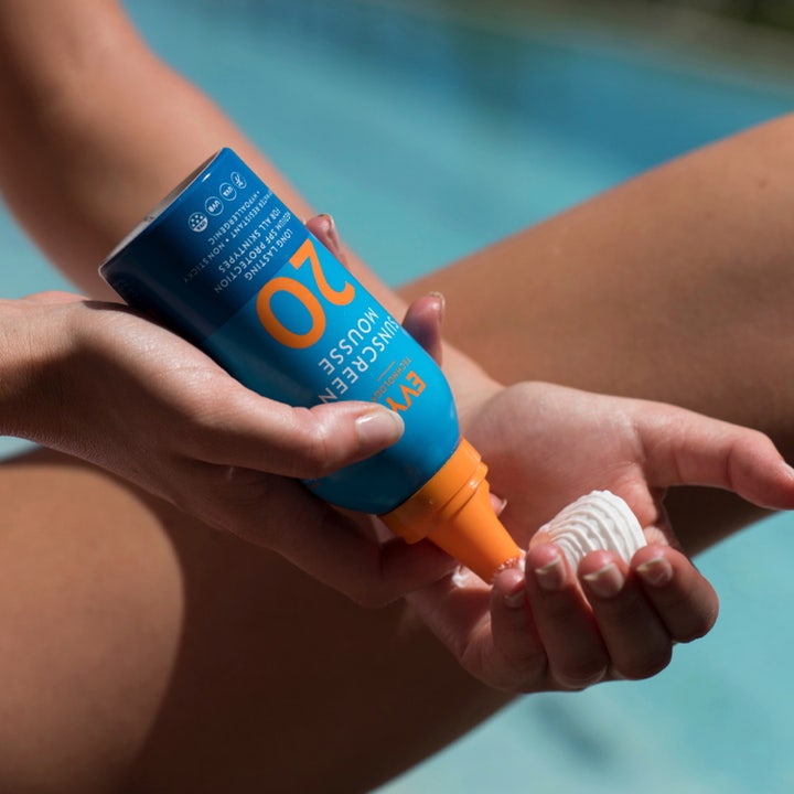 EVY Technology Sunscreen Mousse SPF20 150 ml solkrem gir 8 timers beskyttelse vist med kvinne i oransje bikini