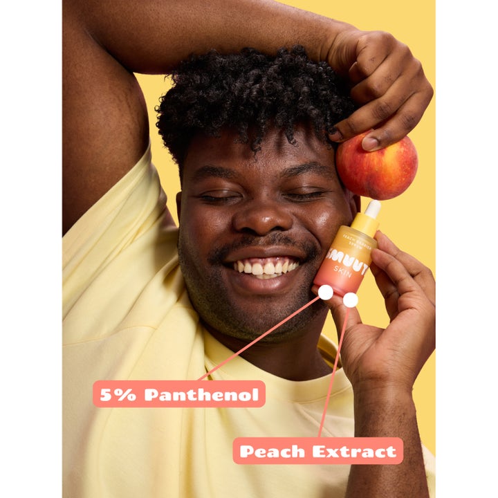 Smuuti Skin Peach Barrier Serum 30 ml barriereforsterkende serum med ferskenekstrakt vist av smilende mann med en fersken.