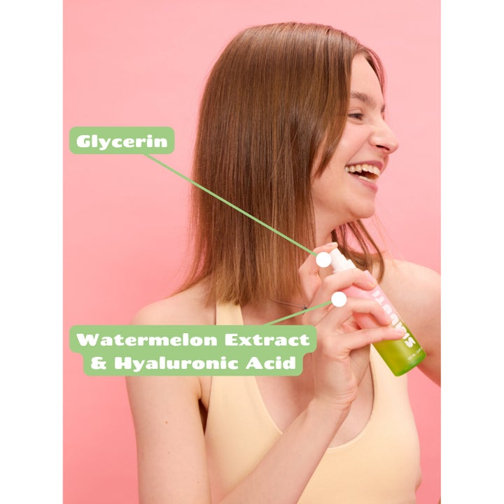 Smuuti Skin Watermelon Dew Toner Mist 100 ml fuktighetsgivende ansiktsspray med glyserin vist med en smilende kvinne