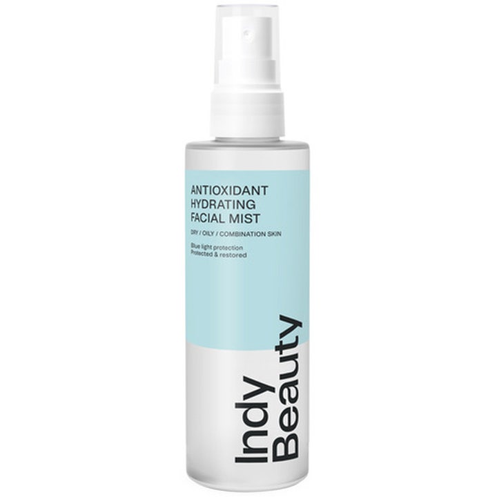 Indy Beauty Antioxidant Hydrating Facial Mist fuktighetsgivende ansiktsspray i en hvit flaske med lyseblå etikett og pumpe.