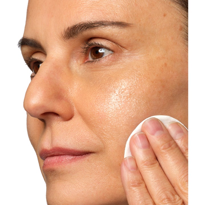 The Ordinary Multi-Active Delivery Essence 100 ml fuktighetsgivende essence påføres med bomullspad og gir huden glød