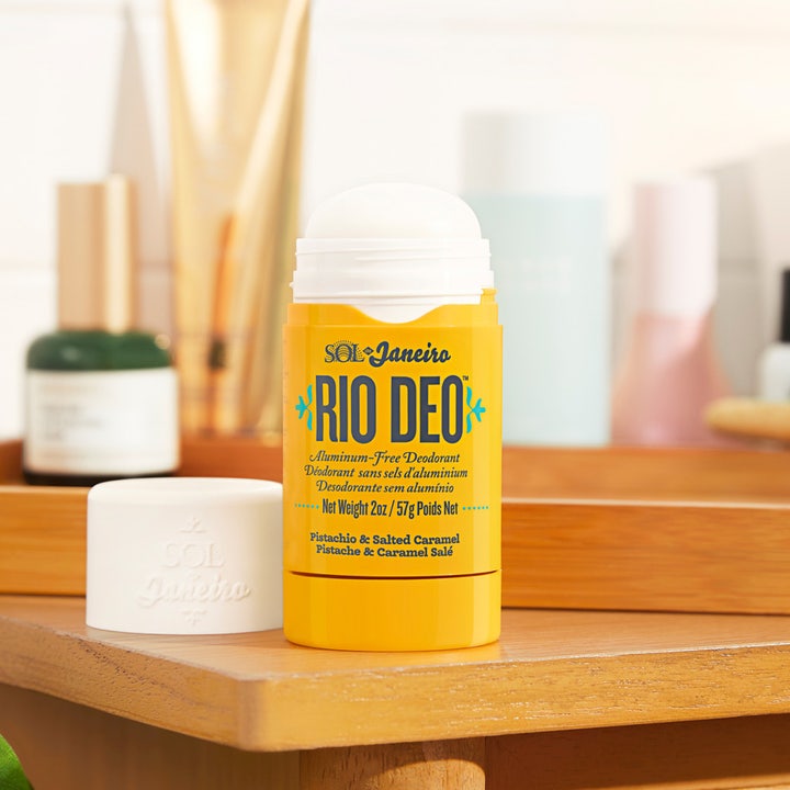 Sol de Janeiro Rio Deo 62 57 ml aluminiumsfri deodorant i gul hylse med hvit stift og duft av pistasj