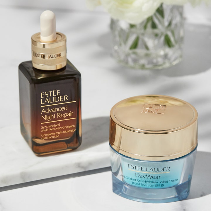 Estée Lauder DayWear 24H-Moisture Creme 50 ml fuktighetsgivende dagkrem i lyseblå krukke med gulllokk på marmor