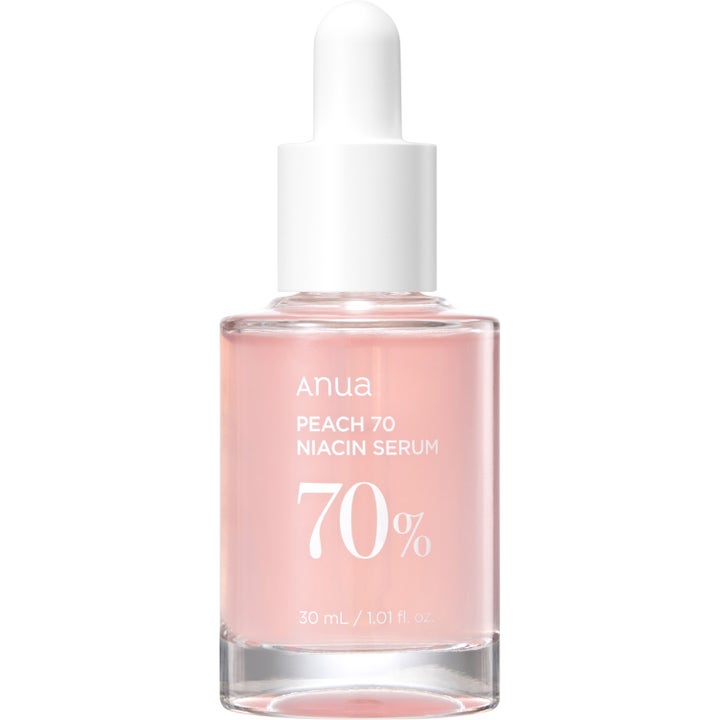 Anua Peach 70 Niacin Serum 30 ml glødgivende ansiktsserum i glassflaske med hvit pipette og ferskenfarget innhold