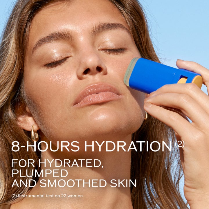 Shiseido Global Sun Care Clear Stick SPF50+ 20 g solstift gir 8 timers fuktighet og påføres direkte på huden.