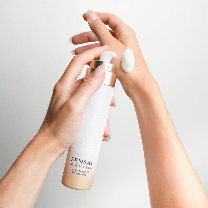Sensai Absolute Silk Micro Mousse Treatment 215 ml gir fukt med niacinamid vist som luftig skum på huden.