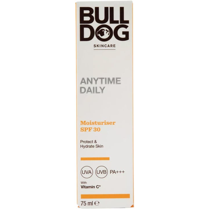 Bulldog Anytime Daily Moisturiser 75 ml fuktighetskrem i hvit eske med SPF 30 og Vitamin C