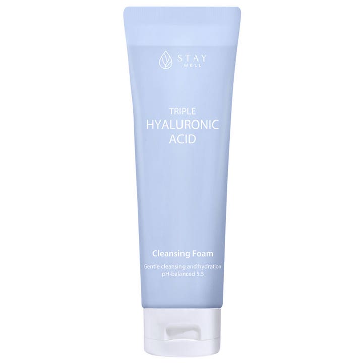 Stay Well Triple Hyaluronic Acid Cleansing Foam fuktgivende ansiktsrens i lyseblå tube med hvit flippkork