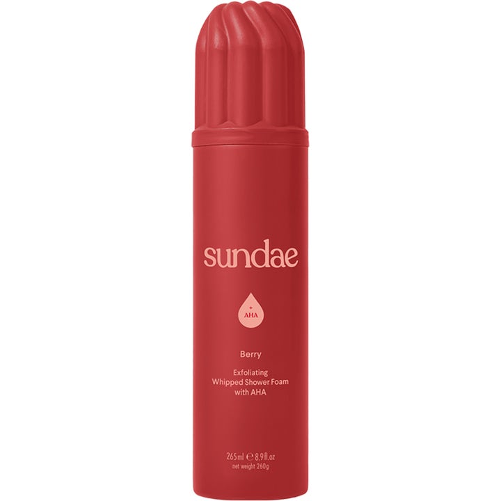 Sundae Berry Exfoliating Whipped Shower Foam 265 ml eksfolierende dusjskum med AHA i rød boks med kremtopp