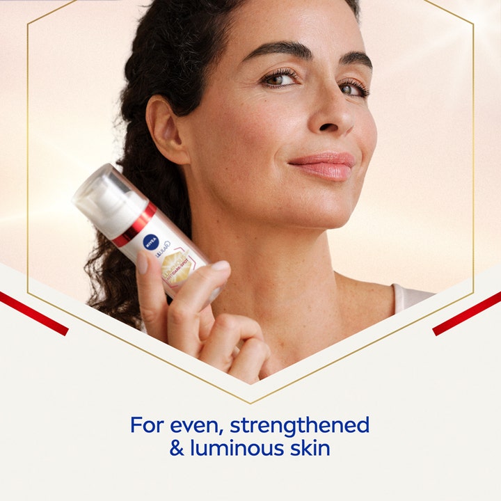 NIVEA LUMINOUS 630 Anti-Age & Dark-Spot Serum 30 ml serum mot pigmentflekker holdt av en kvinne for styrket hud med glød