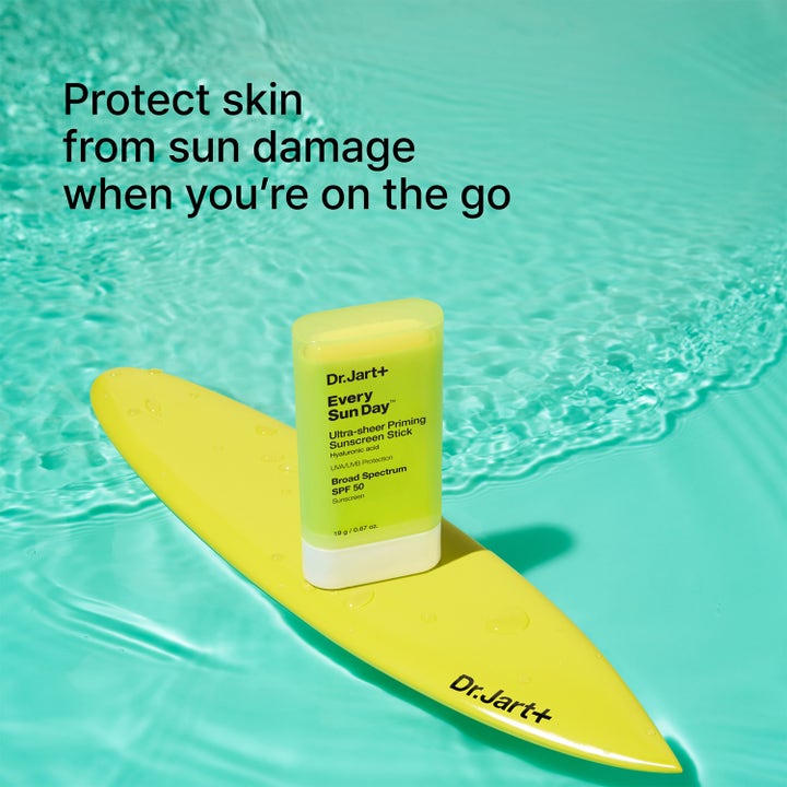 Dr.Jart+ Every Sun Day Ultra-Sheer Sunscreen Stick SPF 50 19 g på et gult surfebrett i vannet gir solbeskyttelse.