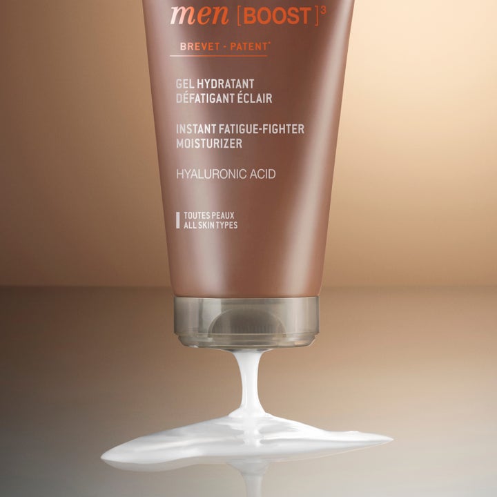 Nuxe Men Moist Gel 50 ml fuktighetsgivende ansiktsgel med hyaluronsyre i brun tube med hvit flytende tekstur