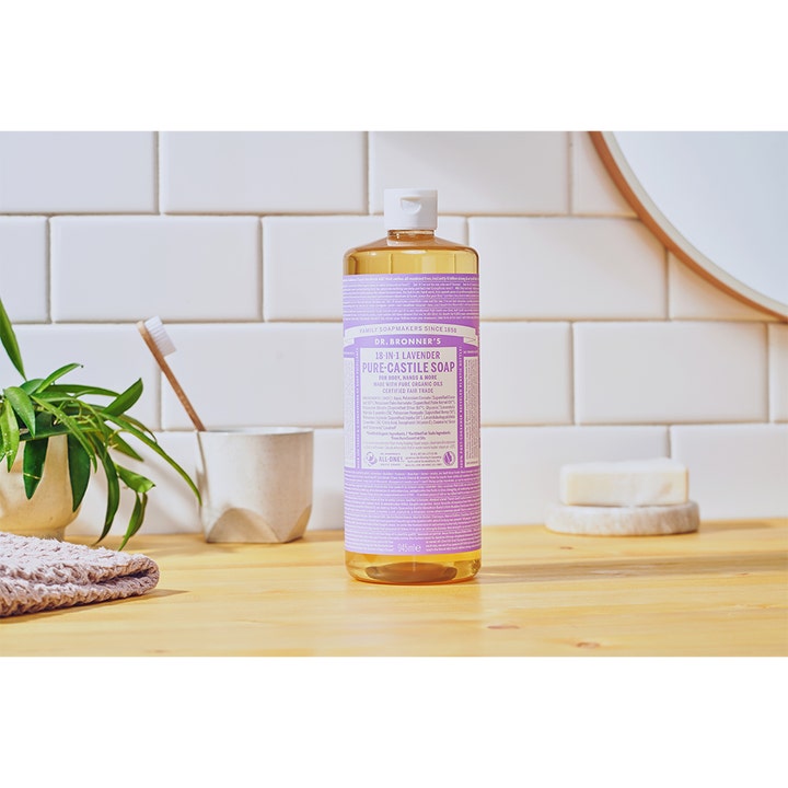 Dr. Bronner's Pure Castile Liquid Soap Lavender 945 ml beroligende flytende såpe i lyst baderomsmiljø på en treoverflate
