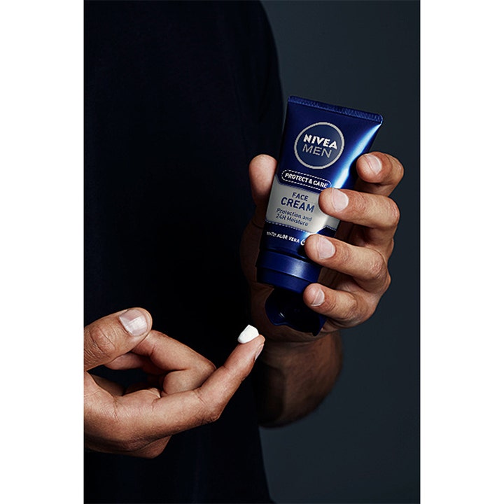 NIVEA Hydrocare Moisturiser 75 ml fuktighetsgivende ansiktskrem i mørkeblå tube med hvit krem på en fingertupp
