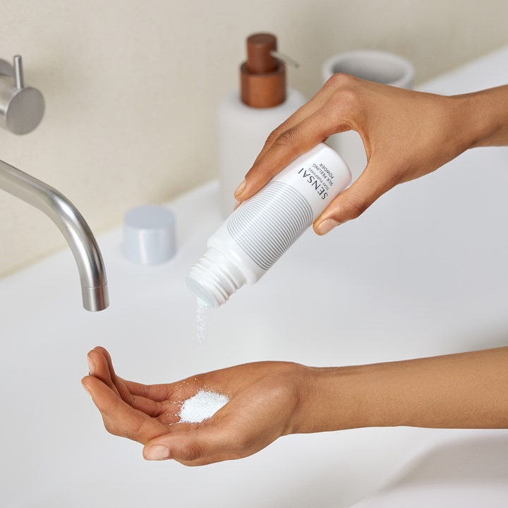 Sensai Silky Purifying Silk Peeling Powder 40 g som helles ut i hånden for en skånsom dyprens i hverdagen