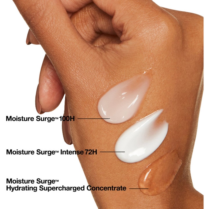 Clinique Moisture Surge 100H 75 ml fuktighetskrem med lett rosa gel-konsistens vist på huden sammenlignet med andre formler.