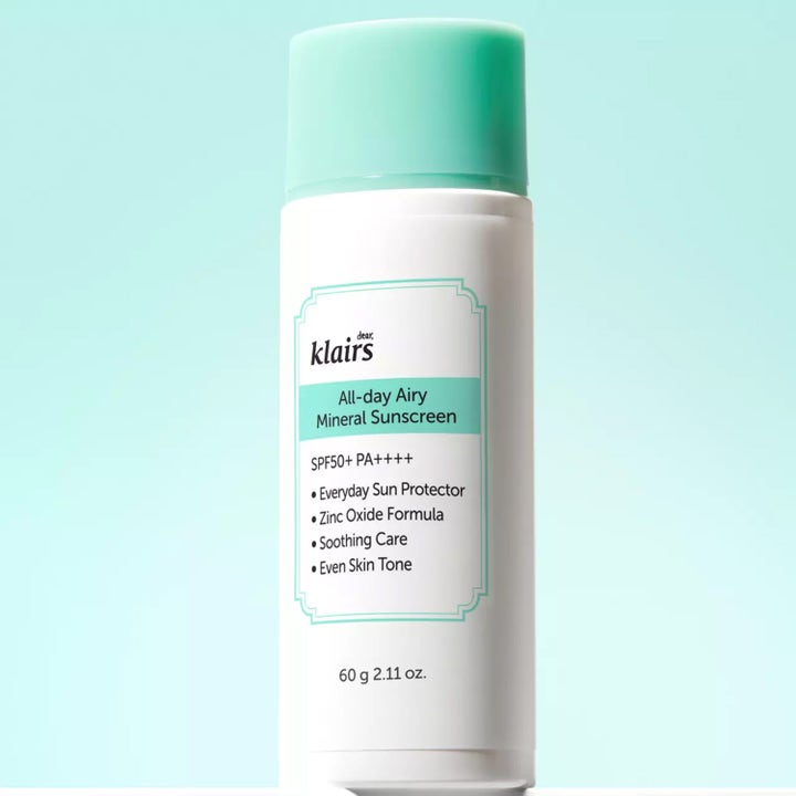 Klairs All-day Airy Mineral Sunscreen 60 g beroligende solkrem med sinkoksid i hvit flaske med mintgrønn kork