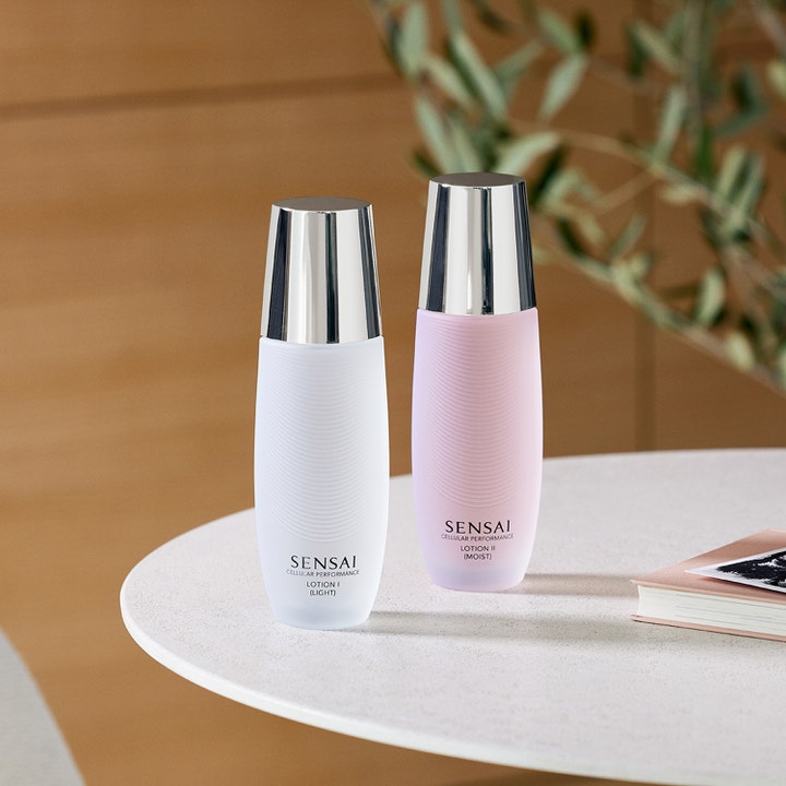 Sensai Cellular Performance Lotion II 125 ml fuktighetsgivende toner i rosa og hvit flaske med sølvkork på et lyst bord