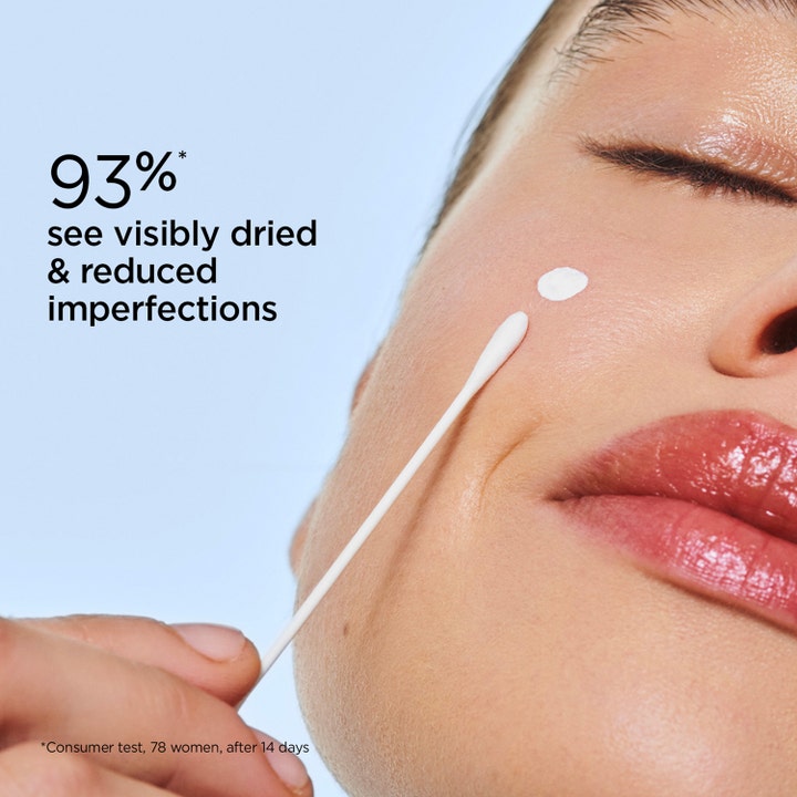 Clarins Mypure-Reset Targeted Blemish Lotion 13 ml tørker ut urenheter påført som en hvit prikk med bomullspinne.