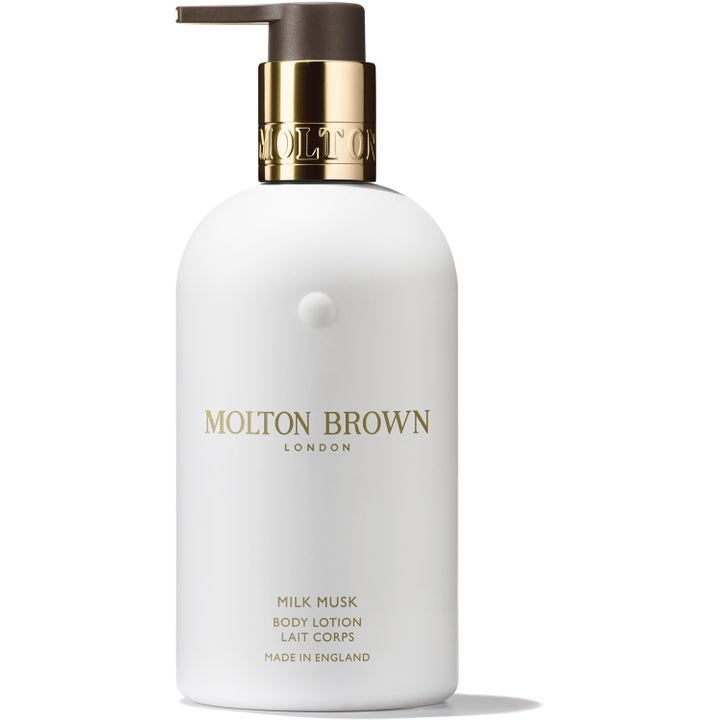 Molton Brown Milk Musk Body Lotion fuktighetsgivende kroppskrem i hvit flaske med luksuriøs gullfarget pumpe