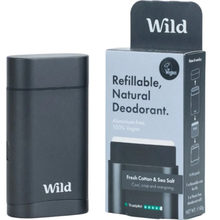 Wild Fresh Cotton & Sea Salt 40g naturlig deodorant som er aluminiumsfri i matt sort hylse og lyseblå eske
