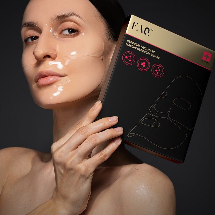 FAQ Swiss FAQ Glass Skin Collagen Face Mask 5 stk fuktighetsgivende maske på kvinne ved siden av svart eske