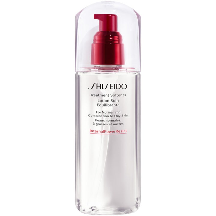 Shiseido Treatment Softener 150ml balanserer huden i en gjennomsiktig flaske med rød pumpe og klart lokk.