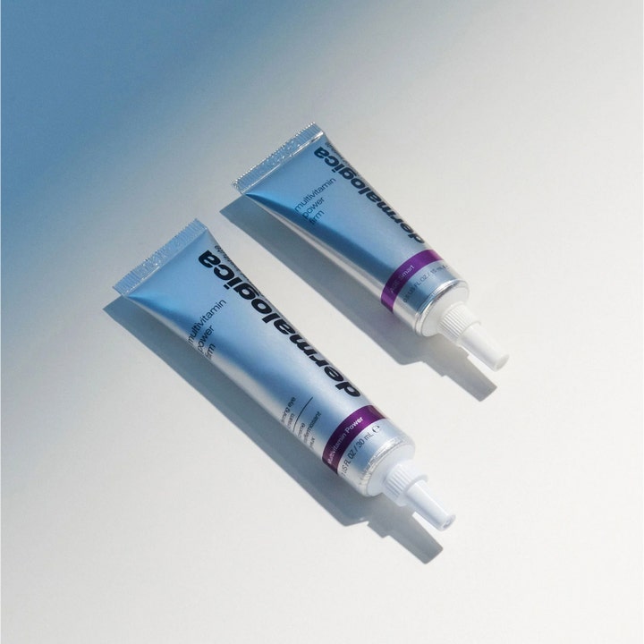 Dermalogica AGE smart Multivitamin Power Firm 15 ml oppstrammende øyekrem i to sølvfargede tuber for fastere hud.