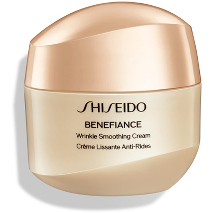 Shiseido Benefiance Wrinkle Smoothing Cream rynkereduserende ansiktskrem i beige krukke med glinsende rosegullfarget lokk.
