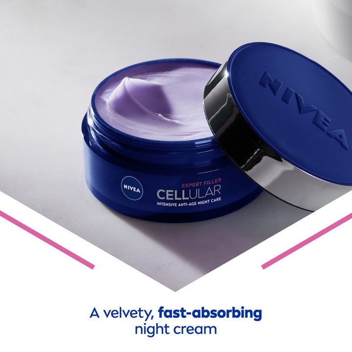 NIVEA Cellular Expert Filler 50 ml anti-age nattkrem i blå krukke med en fløyelsmyk lilla kremtekstur