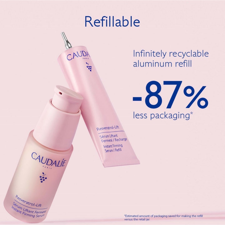 Caudalie Resveratrol-Lift Instant Firming Serum 30 ml i rosa flaske med aluminiumsrefill som gir fasthet.