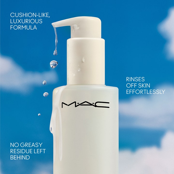 MAC Cosmetics Hyper Real Fresh Canvas Cleansing Oil 200 ml ansiktsrens med pumpe mot blå himmel