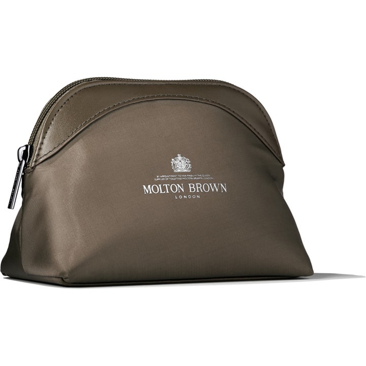 Molton Brown Mens Mini Stowaway 240 ml kroppspleiesett i en brun toalettmappe med hvit logo og glidelås