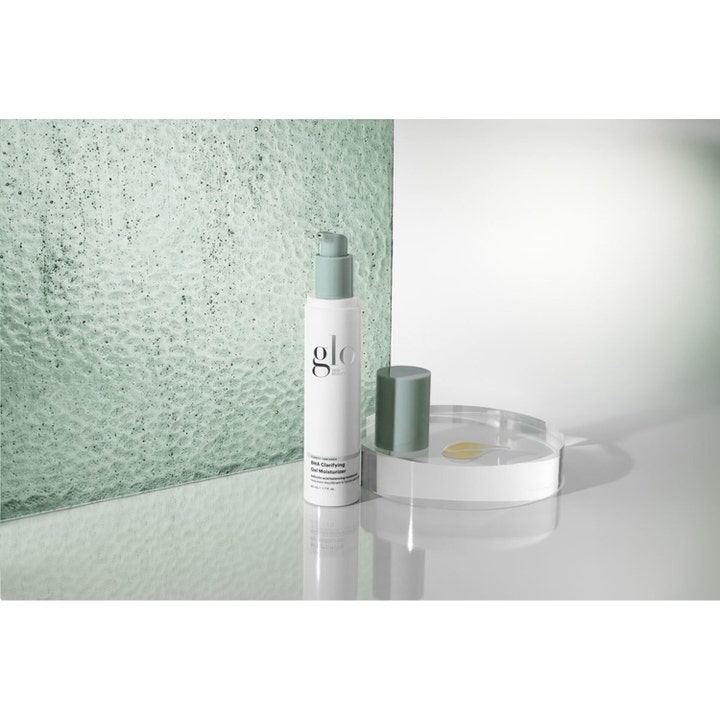 Glo Skin Beauty BHA Clarifying Gel Moisturizer 50 ml ansiktskrem med pumpe og gul geltekstur på glassfat
