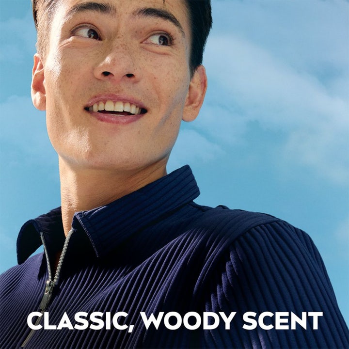 NIVEA Dry Impact Stick 50 ml deodorant stick for menn gir tørrhet vist med en smilende mann og Classic Woody Scent