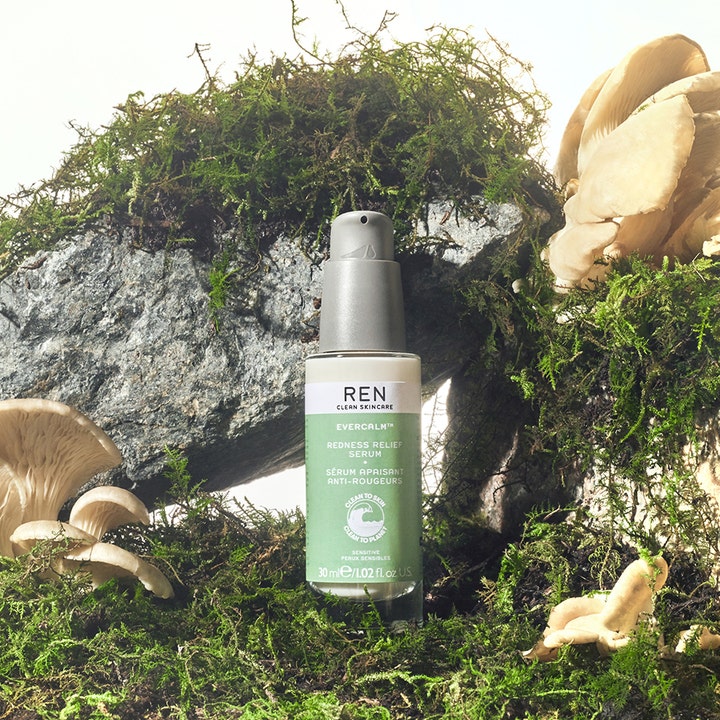 REN Evercalm Redness Relief Serum 30 ml beroligende serum mot rødhet i pumpeflaske omgitt av grønn mose og sopp