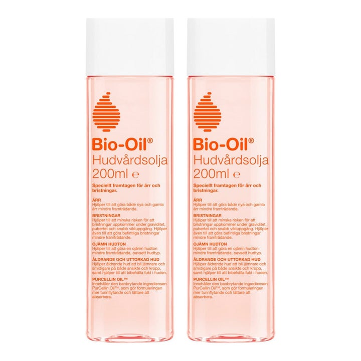 Bio-Oil Hudpleieolje 200 ml mot arr og strekkmerker i to gjennomsiktige flasker med ferskenfarget olje og hvite lokk.