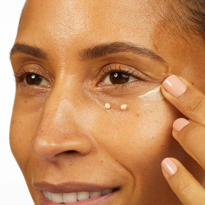 No7 Protect & Perfect Intense Advanced Eye Cream 15 ml øyekrem påføres huden under øyet for å dempe rynker